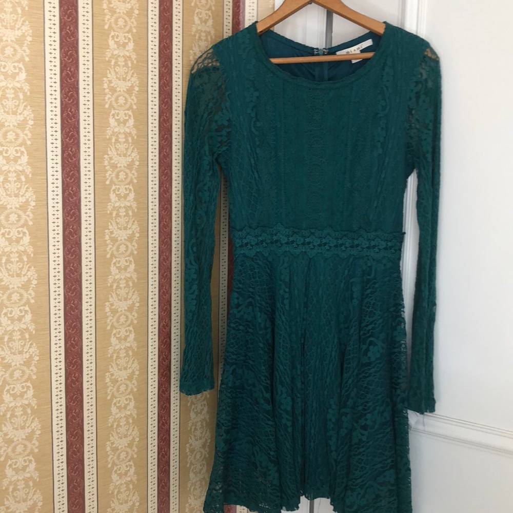 Green lace flouncy dress